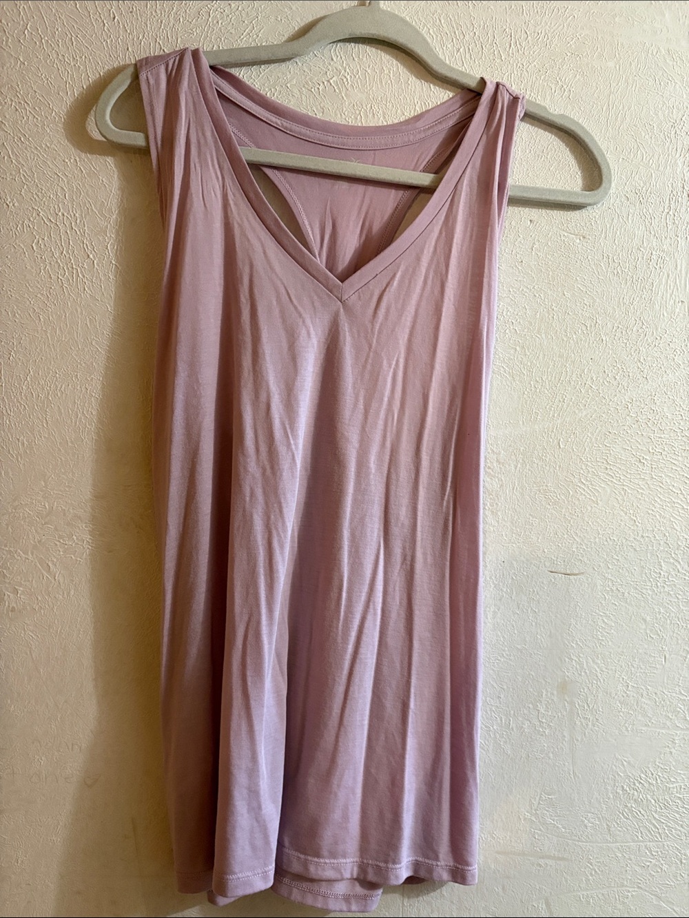 Old Navy Active Sleeveless V-Neck Women's Tank Top in Dusty Pink